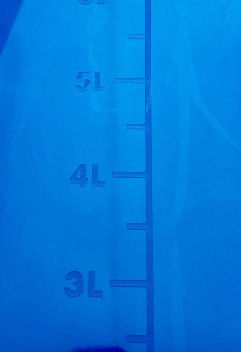 Abbeveratoio Sifone 5 Litri: Design Antialga UV per Avicoli, Facile Riempimento e Trasporto