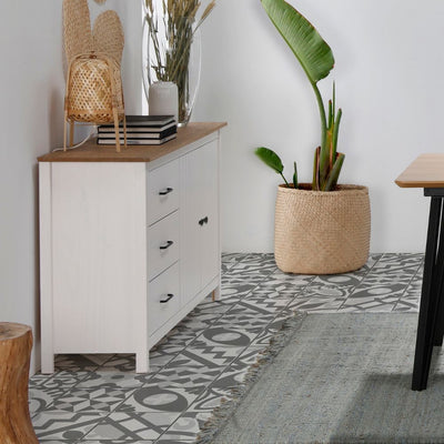 Credenza Miranda con 2 ante e 3 cassetti in legno massiccio bianco con top pino